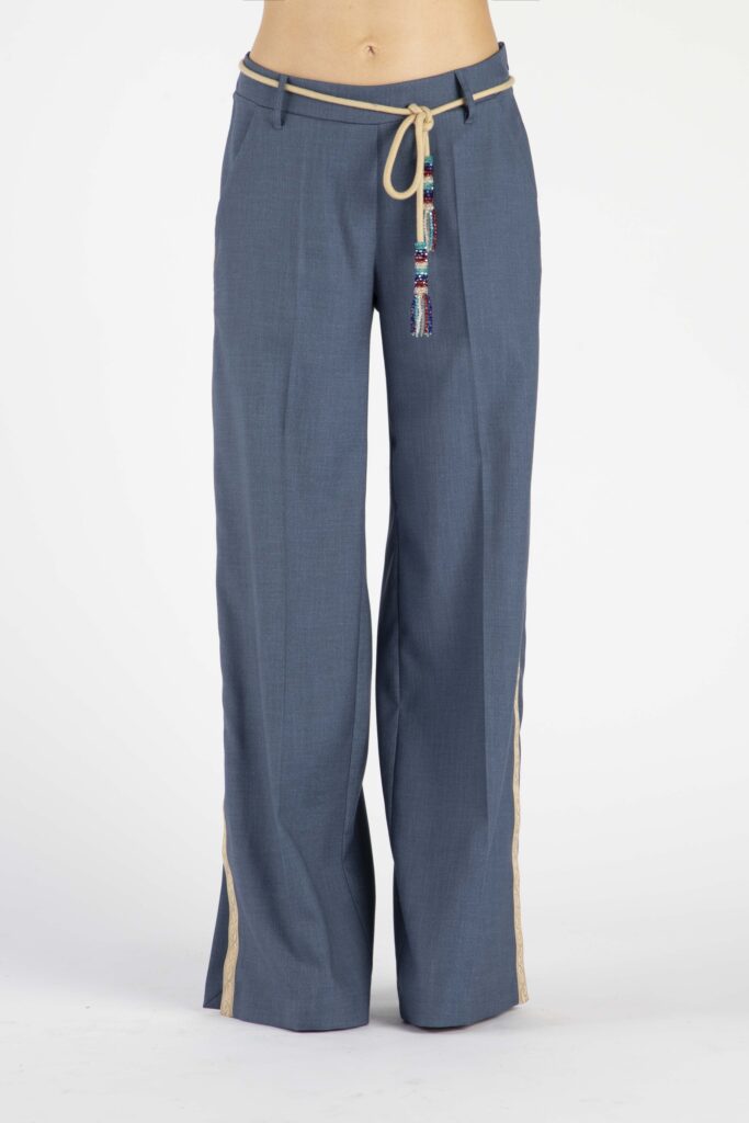 PANTALONE CON APPLICAZIONE E ACCESSORIO