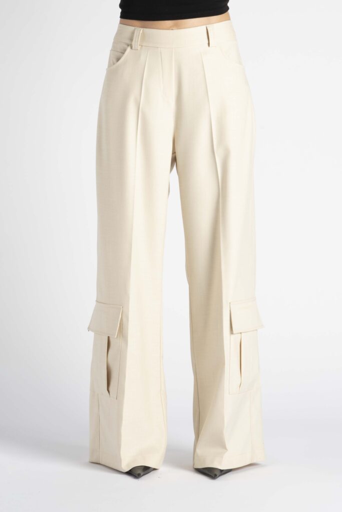 PANTALONE LARGO CON TASCHE APPLICATE